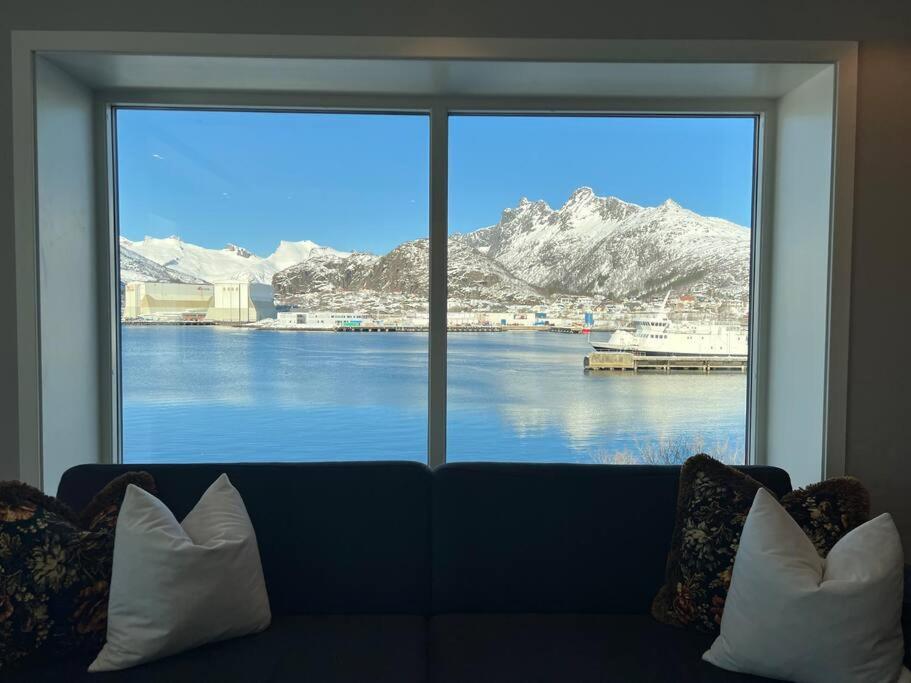 Sentrumsnaer Leilighet Med Utsikt Svolvær Buitenkant foto