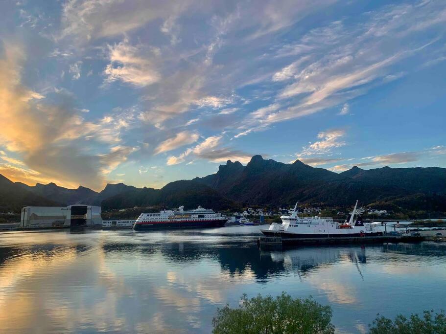 Sentrumsnaer Leilighet Med Utsikt Svolvær Buitenkant foto